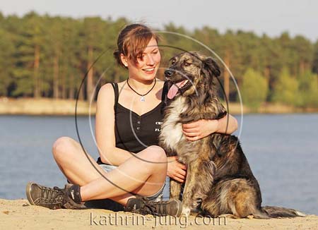 Hund und Mädchen am Strand Hund und Mädchen am Strand