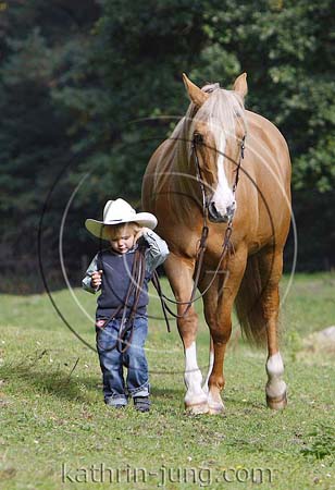 kleiner Junge mit Pferd