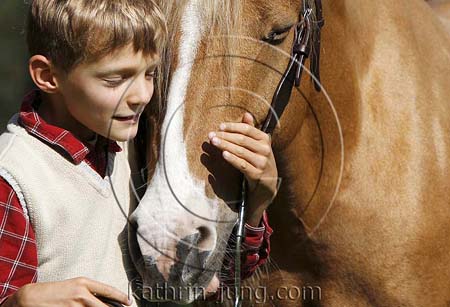 Junge mit Pferd Junge mit Pferd