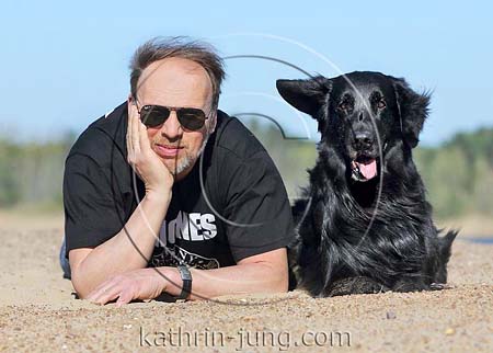 Flatcoated Retriever Senior witzig mit Herrchen
