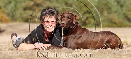 Hund Labrador liegt mit Frauchen Person Mensch